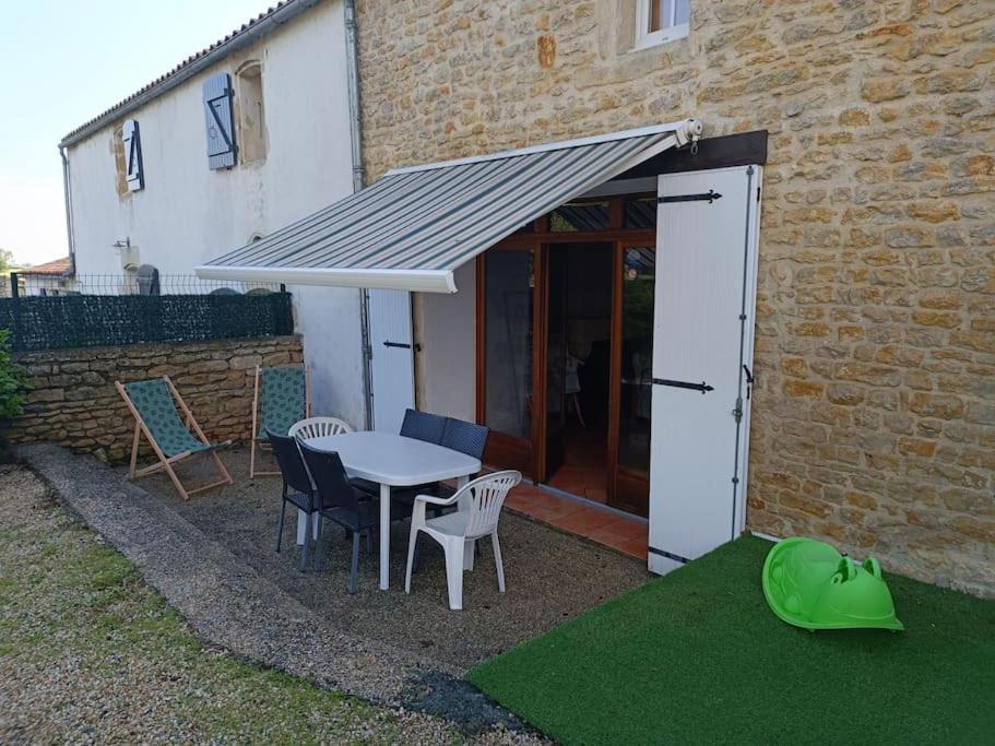 Charmante Maison En Pierres Sainte-Radegonde-des-Noyers Exterior photo