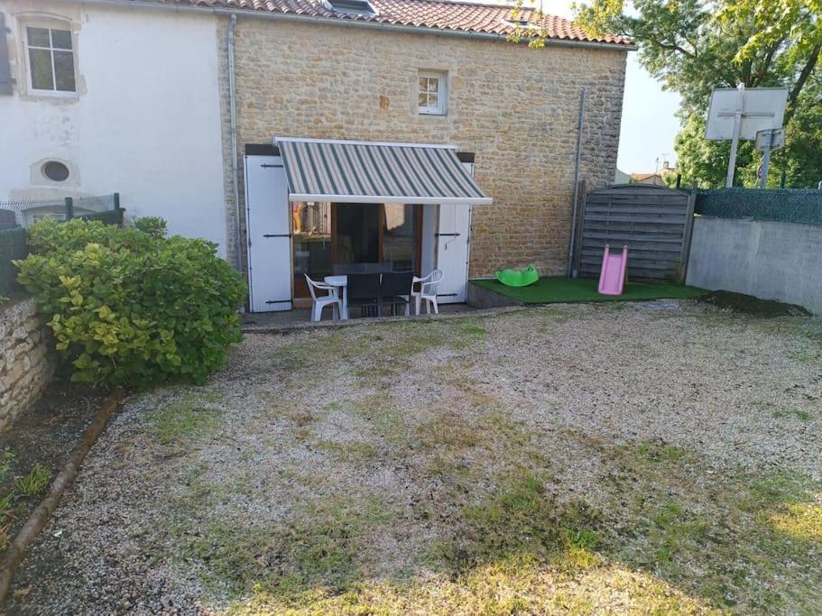 Charmante Maison En Pierres Sainte-Radegonde-des-Noyers Exterior photo